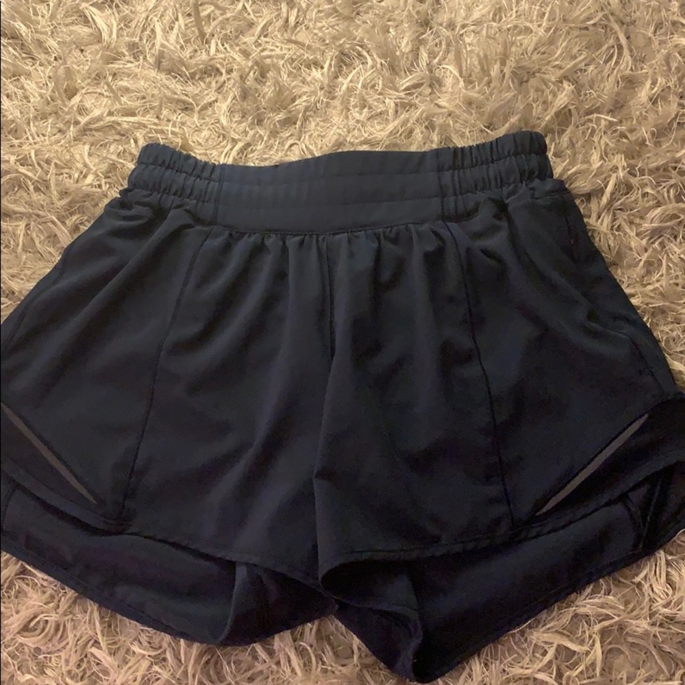 “HOTTY HOT SHORT 2.5 NAVY BLUE” Lululemon